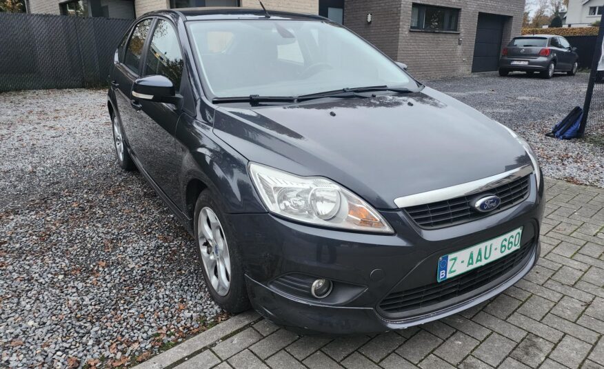 Ford Focus 1.6 TDCI 110 PK amper 142000 km !
